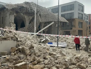Malatya’da Tarihi Caminin Restorasyonunda Çökme: Bir İşçi Yaralandı