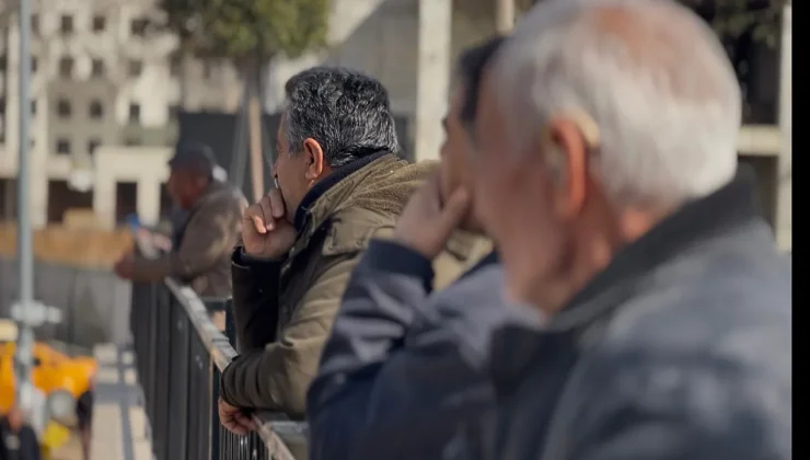 Malatya’da Dönüşüm Manzaraları: Yaşlılar İnşaatları İzleyerek Vakit Geçiriyor