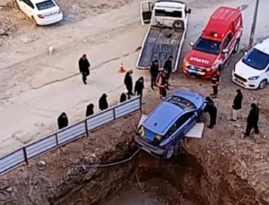 Mimarsinan Caddesi’nde Akıl Almaz Kaza: Otomobil İnşaat Temelinin Kenarında Asılı Kaldı