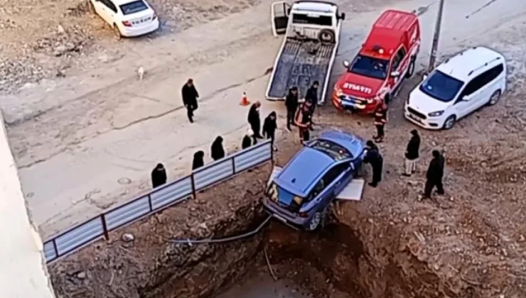 Mimarsinan Caddesi’nde Akıl Almaz Kaza: Otomobil İnşaat Temelinin Kenarında Asılı Kaldı