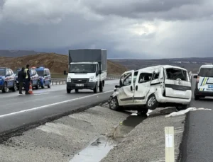 Sivas-Malatya Karayolunda Feci Kaza: Hafif Ticari Araç Tırın Altında Kaldı