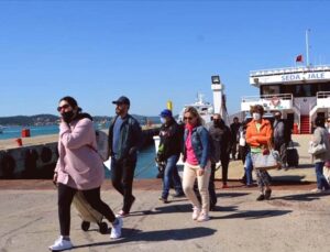 Midilli Limanı Çiftçi Protestosu Nedeniyle Kapandı: Yolcular Adada Kaldı