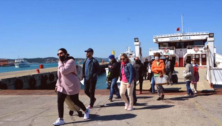 Midilli Limanı Çiftçi Protestosu Nedeniyle Kapandı: Yolcular Adada Kaldı