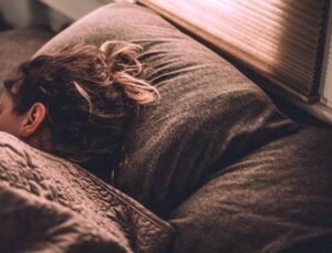 Pembe Gürültü Uykuyu Derinleştiriyor mu, Yoksa Zarar mı Veriyor? Yeni Bir Çalışma Şaşırtıcı Sonuçlar Ortaya Koydu