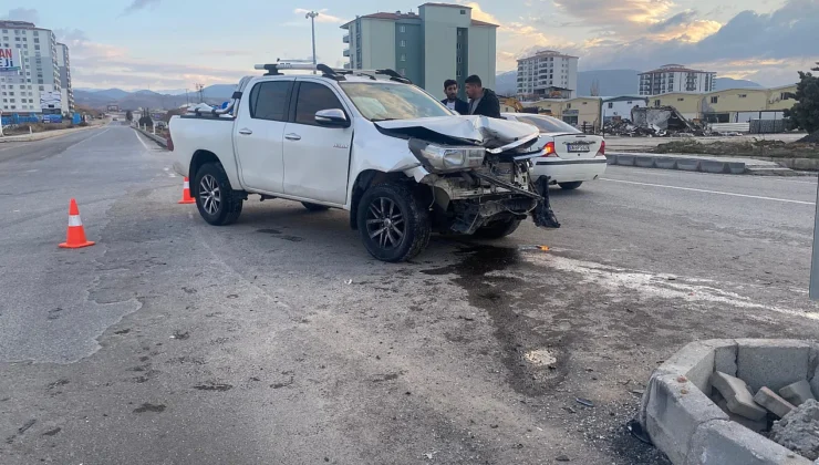Yeşilyurt’ta Trafik Kazası: İki Araç Çarpıştı, Yaralı Var