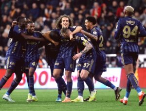 Fenerbahçe Rizespor Karşısında Liderlik İçin Sahaya Çıkıyor