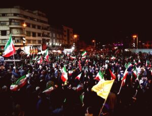 İran’da Ateşkes Sonrası Sokaklar Bayram Yerine Döndü