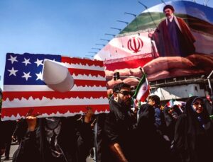 İran Eski Lideri Hamaney Anıldı: Binler Yürüyüşe Katıldı, Ateşkes Eleştirildi