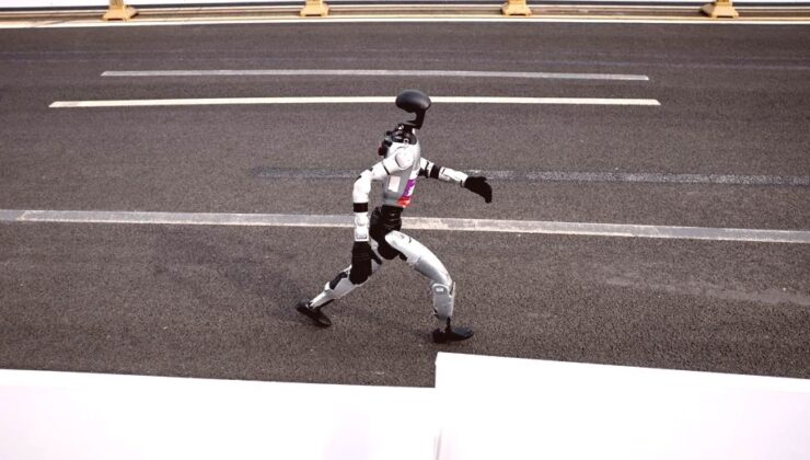İnsansı Robotlar Maratonu’nda Tarihi Rekor: 7 Dakika Farkla Zirveye