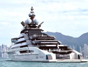 Yaptırımlara Rağmen Hürmüz’den Geçen Rus Süperyatı Dikkat Çekti