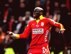 Osimhen Sakatlık Sonrası Sahalara Döndü, Ancak Maç Sonu Kart Gördü