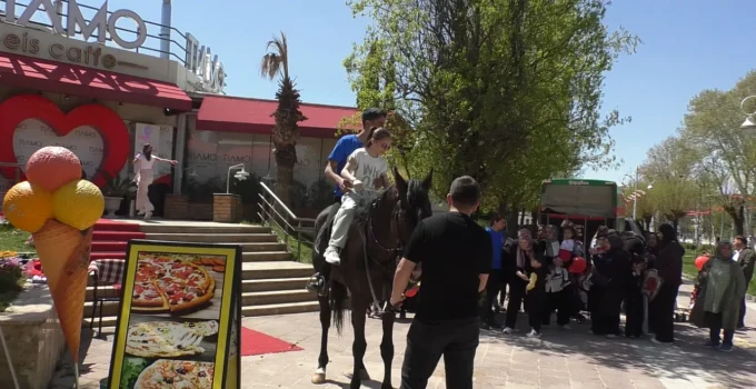 Egemenlik Bayramı’nda Minik Yüzlerde At Biniş Heyecanı