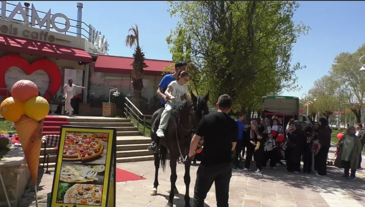 Egemenlik Bayramı’nda Minik Yüzlerde At Biniş Heyecanı