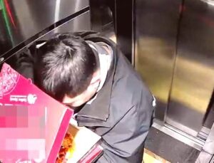 Pizzacı Kuryenin Akıl Almaz Skandalı: Asansörde Tuvaletini Yaptı, Malzemeleri Yedi