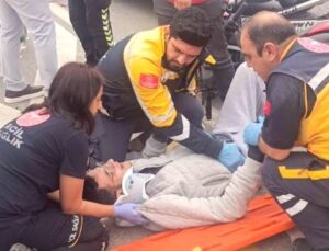 Antalya’da Kırmızı Işıkta Bekleyen Araca Çarpan Motosiklet Sürücüsü Şokta: “Nasıl Yaptım?”