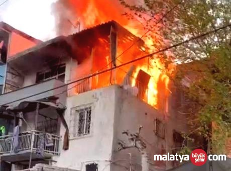 İzmir’de Yangınla Gizlenmek İstenen Suç Delilleri Ortaya Çıktı: 10 Gözaltı, Binlerce Uyuşturucu Hap Ele Geçirildi