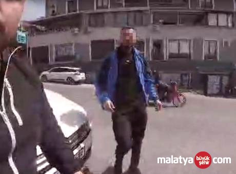 İzmir’de Trafik Tartışması Kanlı Bitti: Motosikletliye Kask Kamerasıyla Kaydedilen Saldırı