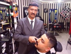 47 Yıllık Tecrübe: Takım Elbiseli Berber Müşterilerini Büyülüyor