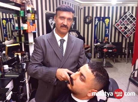 47 Yıllık Tecrübe: Takım Elbiseli Berber Müşterilerini Büyülüyor