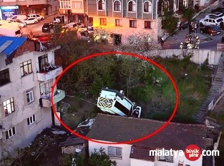 Kağıthane’de Okul Servisi Çatıya Düştü: Şoför Kurtarılamadı