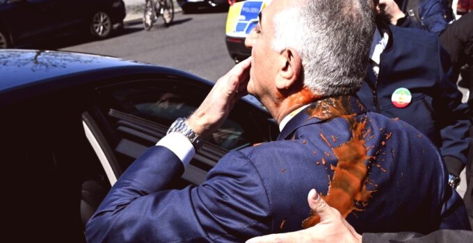 Berlin’de Pehlevi’ye Boyalı Saldırı