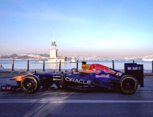 Formula 1 Aracı İstanbul’un İkonik Mekanlarında Tur Attı: Kız Kulesi’nde Görsel Şölen