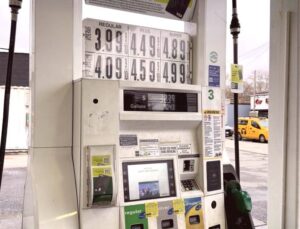 ABD’de Benzin Fiyatları Dört Yıl Aradan Sonra İlk Kez Galon Başına 4 Doları Aşarak Rekor Kırdı