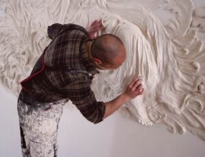 Duvarları Sanat Tablosuna Dönüştürüyor: Yapay Zeka Sanısı Yaratan Rölyef Ustası