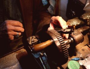 84 Yaşında Anahtar Ustası: Kendi Makinesiyle Mesleğini Sürdürüyor