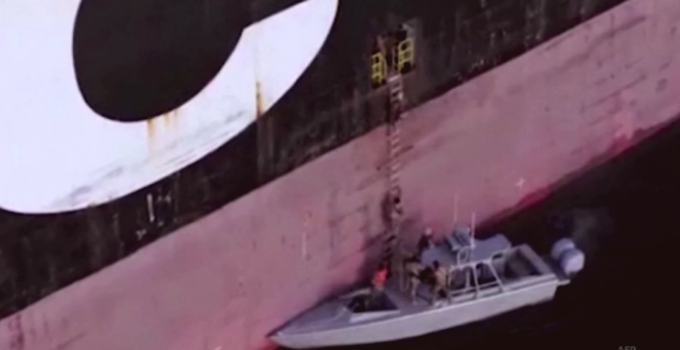 İran, Hürmüz Boğazı’nda İki Ticari Gemiye El Koydu