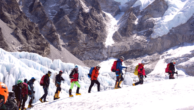 Everest Tırmanış Sezonu Dev Buz Kütlesi Nedeniyle Durma Noktasına Geldi