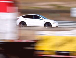 Sürücüsüz Taksi, Londra’da Polis Güvenlik Şeridine Daldı