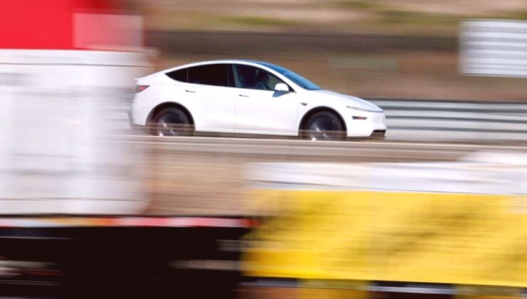 Sürücüsüz Taksi, Londra’da Polis Güvenlik Şeridine Daldı