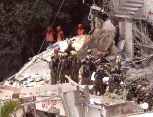 İran Füzesi Hayfa’da Yıkıma Yol Açtı, Enkazdan İsrail Vatandaşları Çıktı