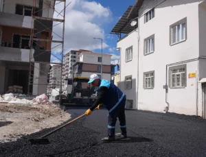 Battalgazi’de Altyapı Sorunları Sıcak Asfaltla Çözülüyor