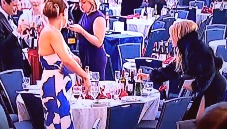 Beyaz Saray Muhabirler Yemeğinde Panik Anları: Davetliler Şişeleri Kapıp Poz Verdi