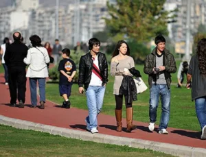 Malatya’da Gençlerin Gelecek Kaygısı: Enkaz Şehirde Kalmak mı, Gitmek mi?