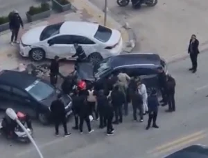 Güngör Caddesi’nde Kontrolden Çıkan Otomobil Park Halindeki Araçlara Daldı