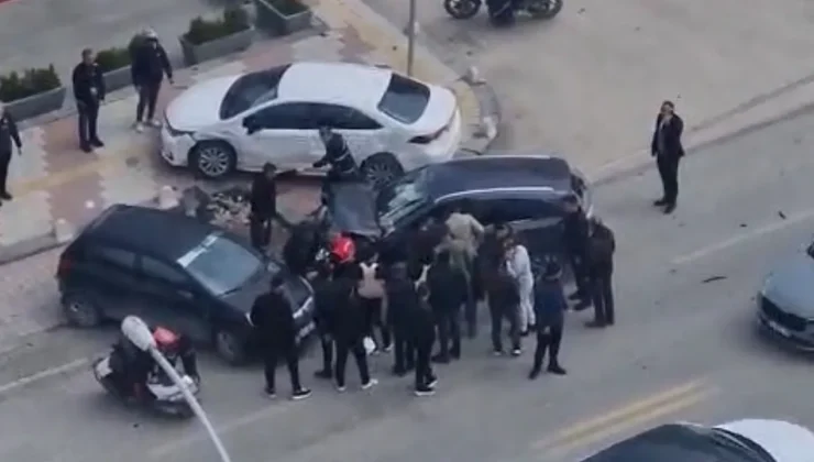 Güngör Caddesi’nde Kontrolden Çıkan Otomobil Park Halindeki Araçlara Daldı