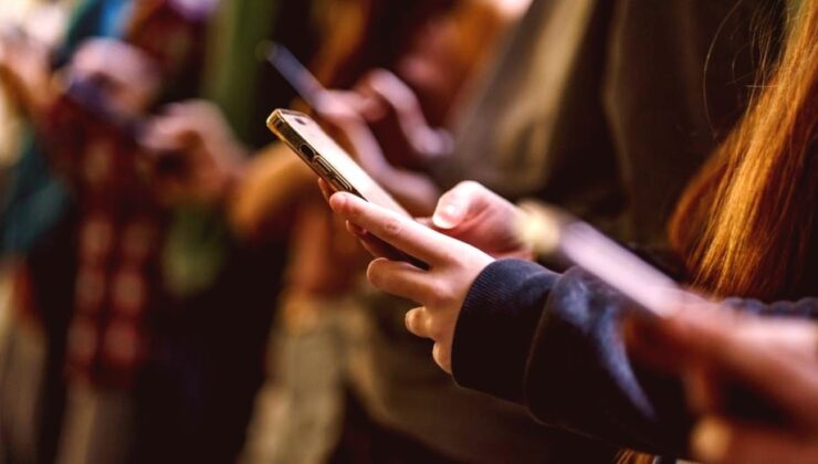 İngiltere Okullarda Cep Telefonu Kullanımını Yasaklıyor