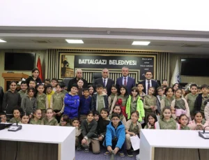 Battalgazi’de Minik Misafirler: Fatih İlkokulu Öğrencileri Belediye Meclisi’ni Ziyaret Etti
