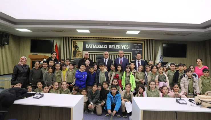 Battalgazi’de Minik Misafirler: Fatih İlkokulu Öğrencileri Belediye Meclisi’ni Ziyaret Etti