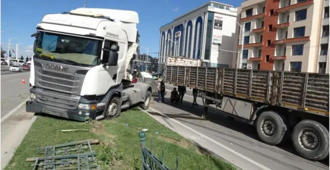 Malatya Alt Geçidinde Çekici Refüje Çıktı, Trafik Durdu