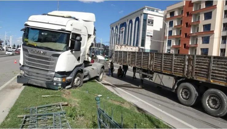 Malatya Alt Geçidinde Çekici Refüje Çıktı, Trafik Durdu