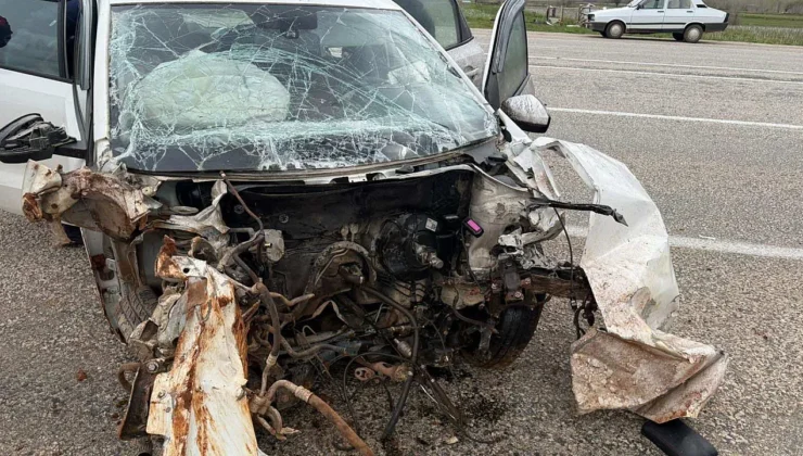 Doğanşehir’de Trafik Kazası: Araç Tabelaya Çarptı, Yaralılar Var