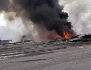 Özsan Sanayi Yakınında Yangın: Karayolları Şefliği Ziftleri Alevlere Teslim Oldu