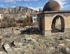 Darende’de Tarihi Mezar Taşları Tehlike Altında: Saç Örgülü Motifler Kayboluyor
