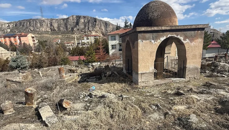 Darende’de Tarihi Mezar Taşları Tehlike Altında: Saç Örgülü Motifler Kayboluyor