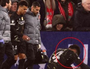 Anfield’da Yeni Sakatlık Paniği: Mikrofon Bir Futbolcuyu Devirdi, Akıllara Noa Lang Geldi