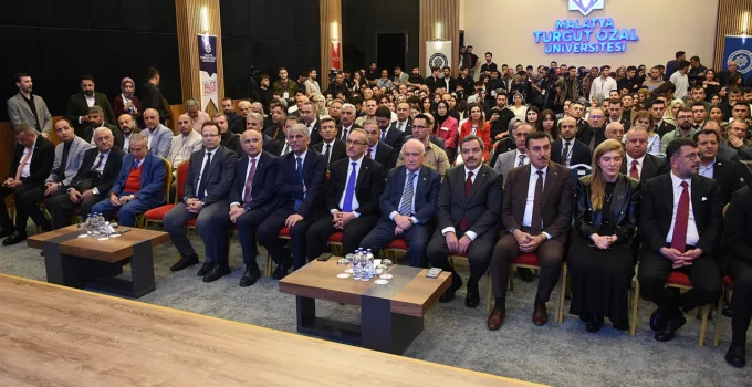 Turgut Özal Malatya’da Anıldı: Türkiye’nin Modernleşme Sürecindeki Rolü Vurgulandı